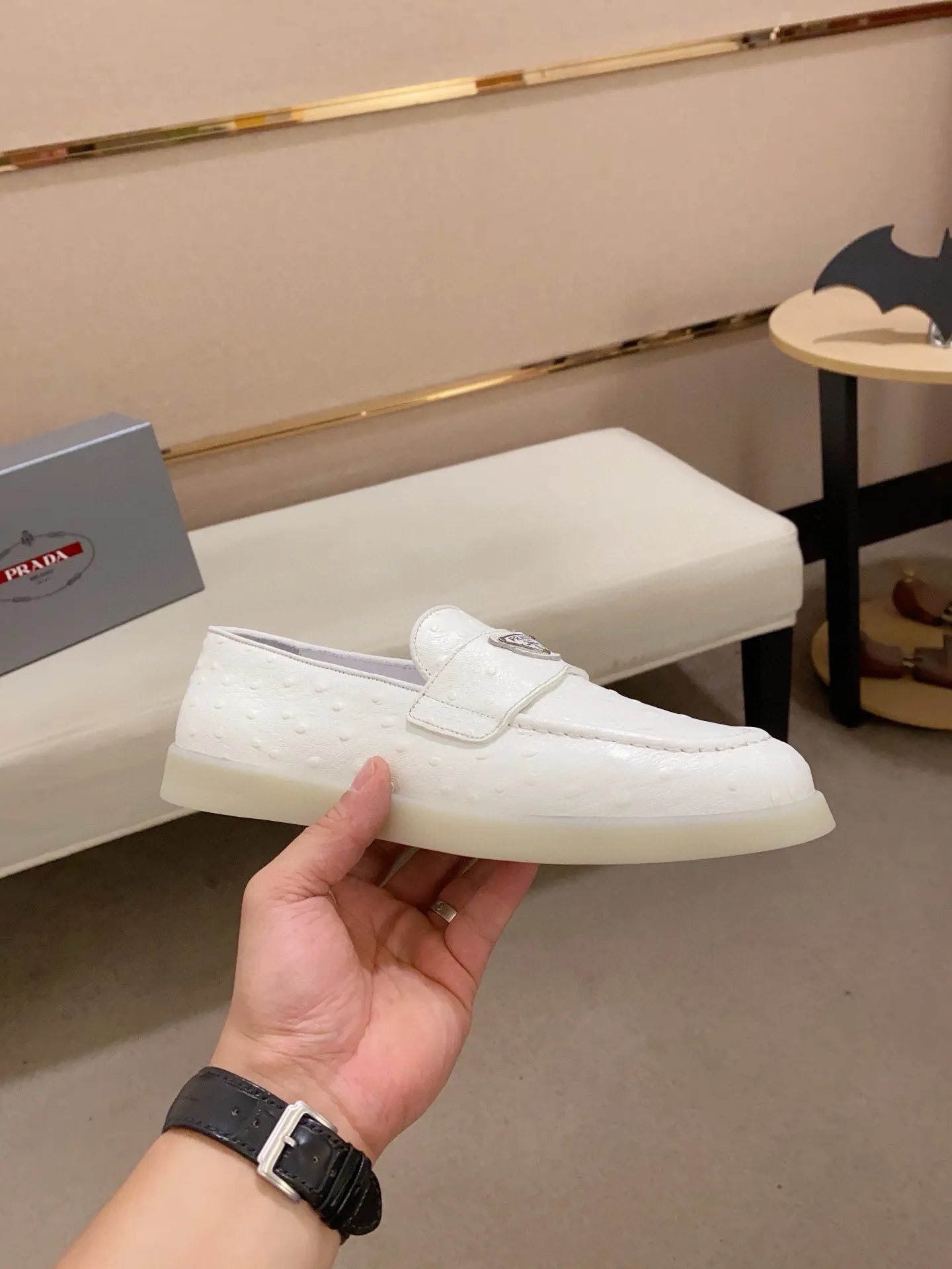 Men's shoes 💰 580💰 ✔️✔️✔️High-quality new PRADA counters are launched at the same time. The new men's shoes and 😘fabrics are selected from high-silk bald cowhide and are made by pure handicrafts. Lining: Full cowhide lining. 👍🏿 High-end ☄️ air-cushion molded anti-slip rubber outsole, exquisite lines, simple and elegant, comfortable and high-end for leisure travel. Code number: 38 to 44 (45 can be customized)